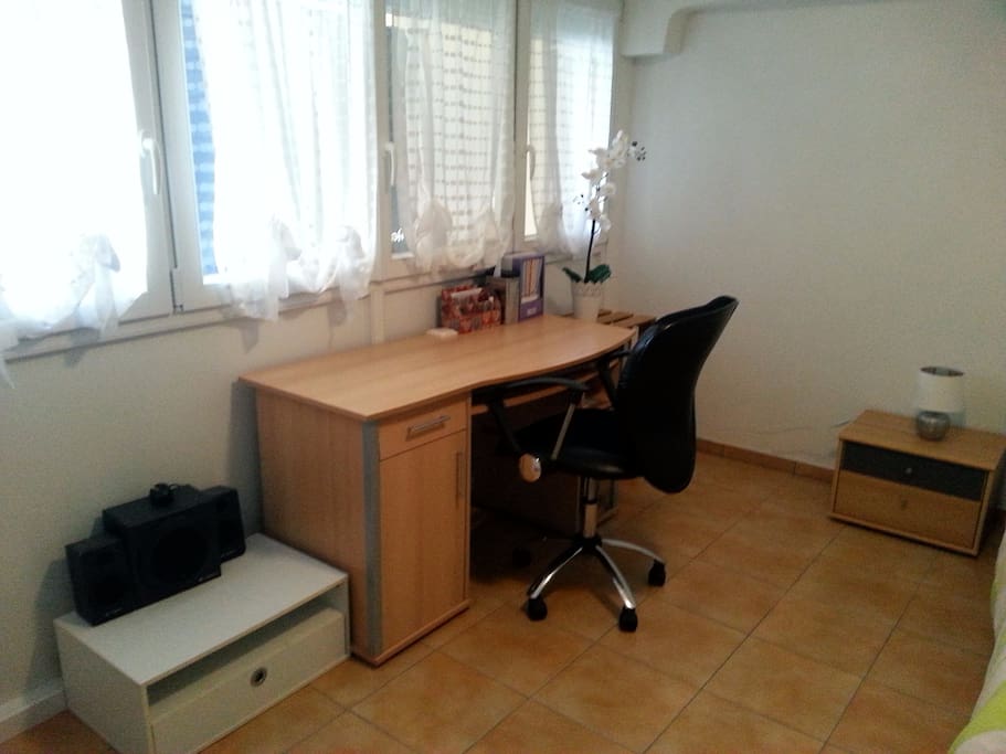 Coin bureau dans la chambre.