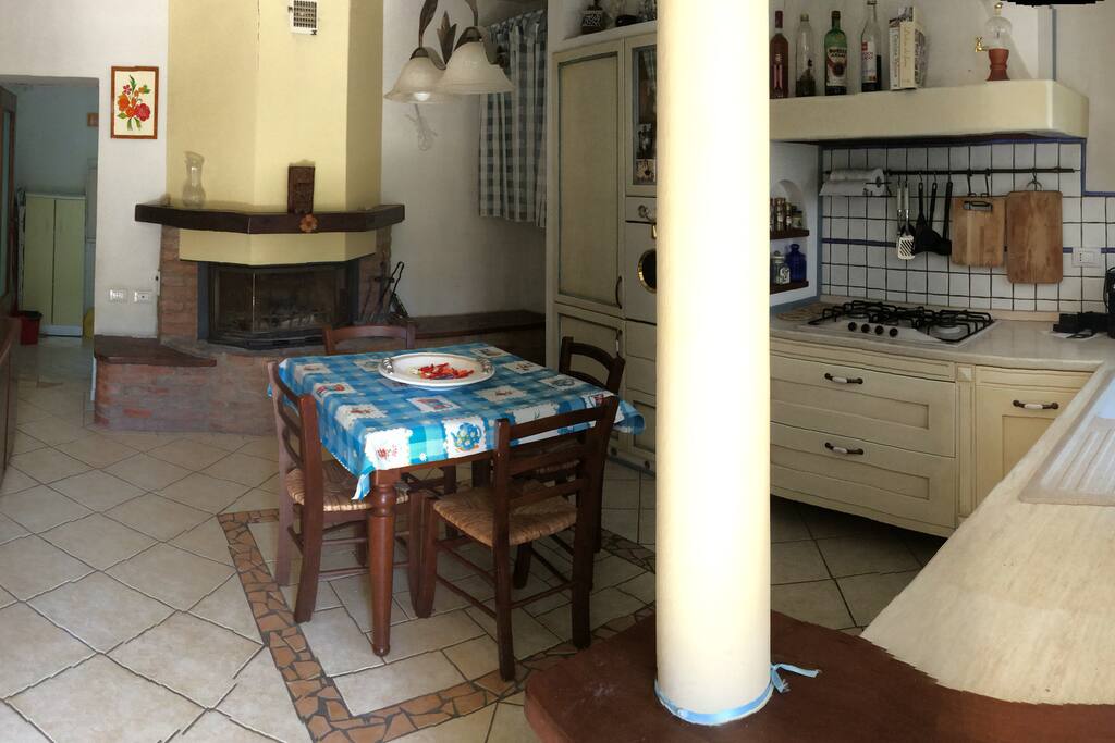Entrata con cucina e camino