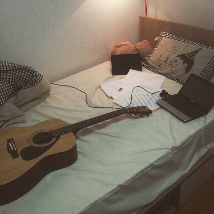 I love watching movies and playing a guitar. If you want, you can play mine : ) 我喜欢起吉他、你可以吉我的吉他✨