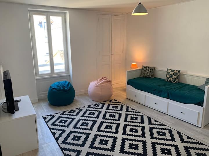 Dhomë gjumi në katin e parë me një krevat 90 x 190 dhe një divan krevat me 2 80 x 200 dyshekë 