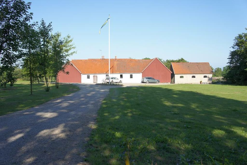Gården från grusvägen
