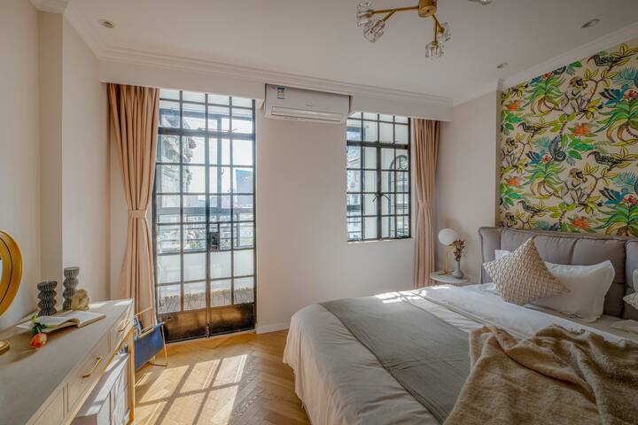 盛夏特惠 Light 市政施工有噪音 超低价 外滩百年建筑 苏州河畔line10 12步行外滩 Condominiums For Rent In Shanghai Shanghai China