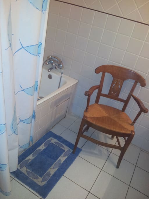 Salle de bain et toilette séparées