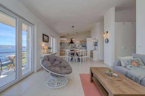 Top performing Airbnb: Two-Bedroom Apartment with Stunning Sea View in Mimice