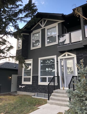 Modern Basement Suite Near Airport and Downtown