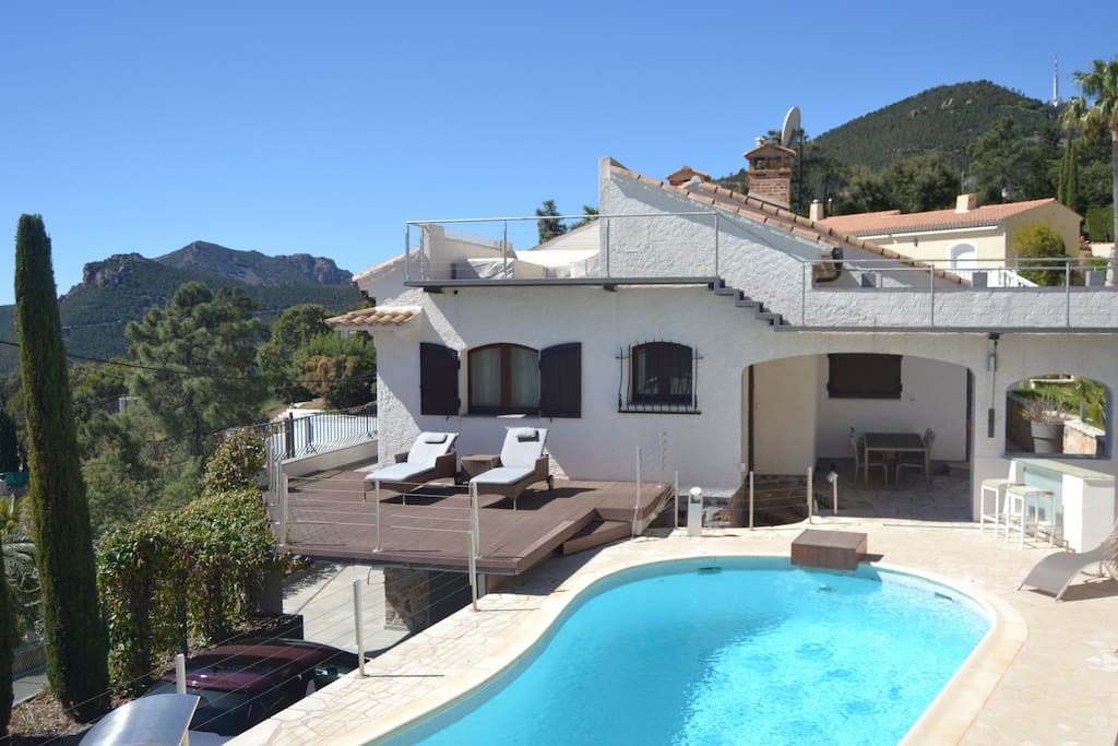 Terrasse avec piscine, jacuzzi, bar extérieur, Exposition Sud