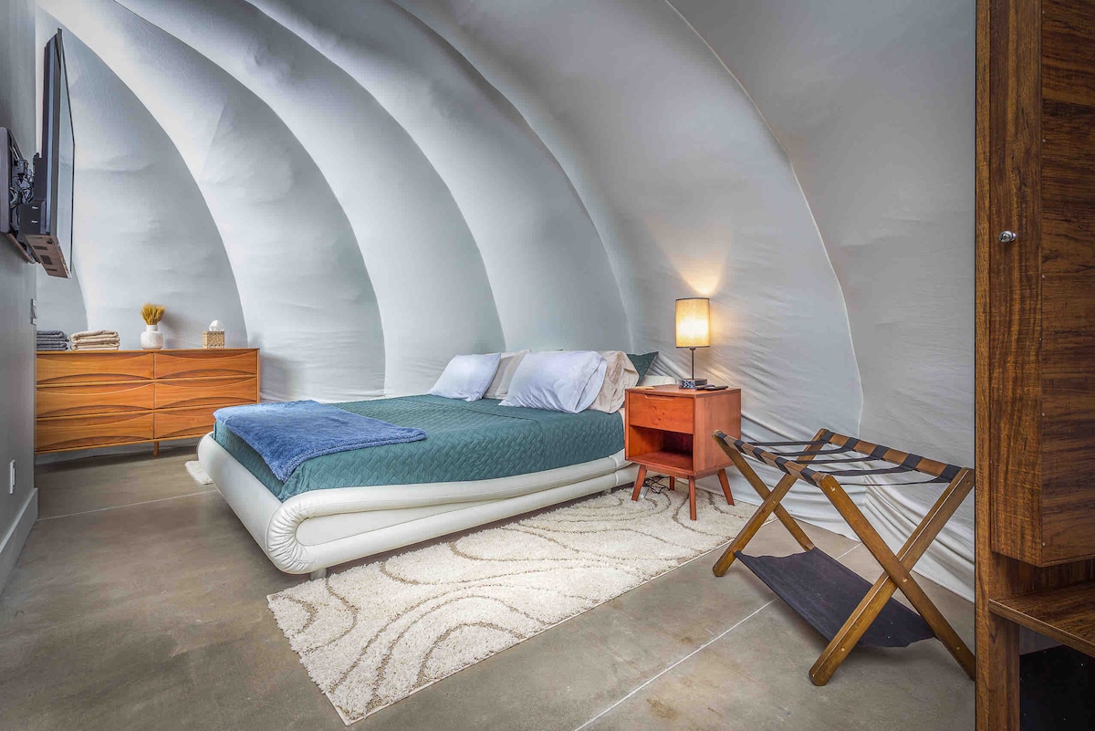 Kingsize bed met traagschuimmatras. Gemiddeld stevig. Een verscheidenheid aan kussensoorten. 