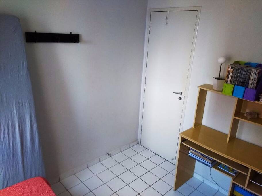Quarto com cama de solteiro, colhão e rede + cabides