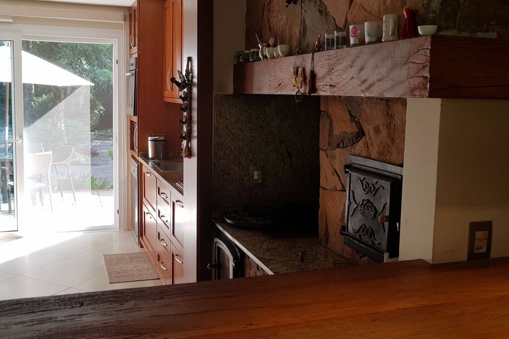 espaço gourmet, com forno e fogão a lenha