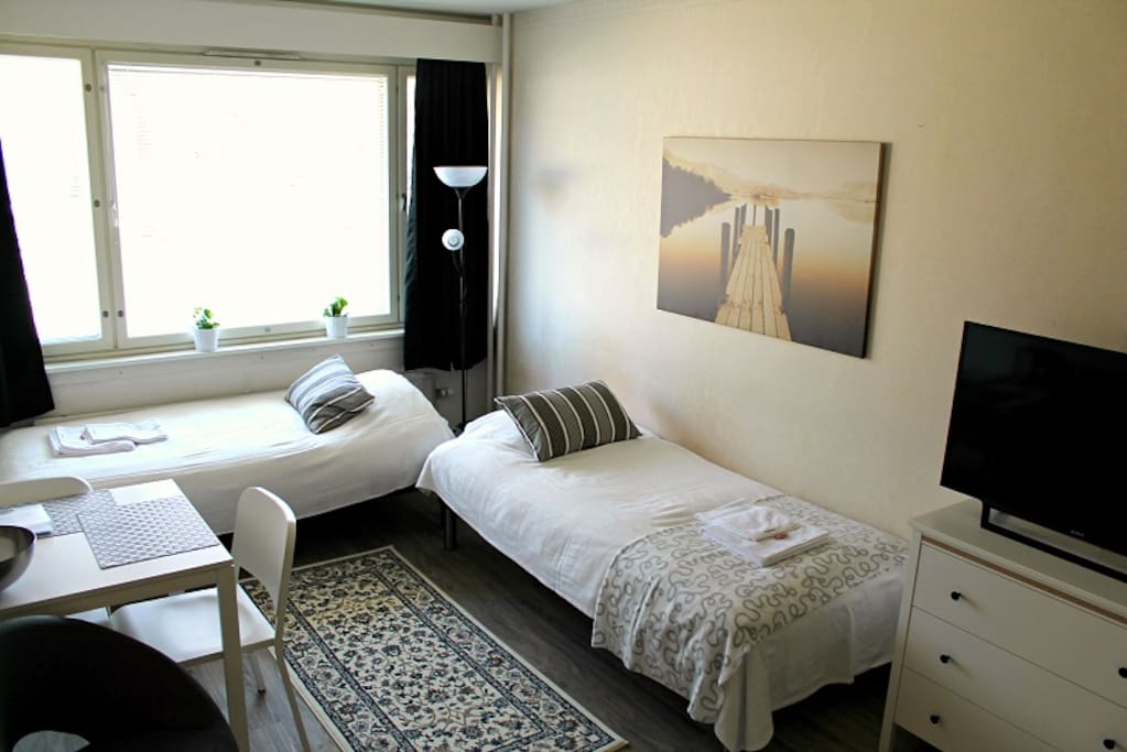 Asunnossa sängyt kahdelle aikuiselle. Liinavaatteet sisältyvät hintaan. Comfortable beds for two adults. Bed linen included.