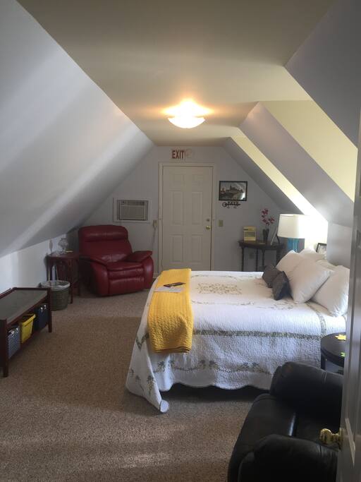 Biggest bed room w/king bed.