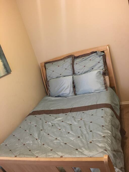 Queen size bed.