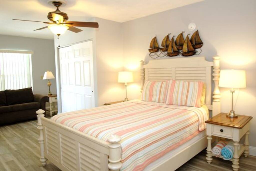 Castnetter 10 - Queen Size Bed & Queen Size Sleeper Sofa