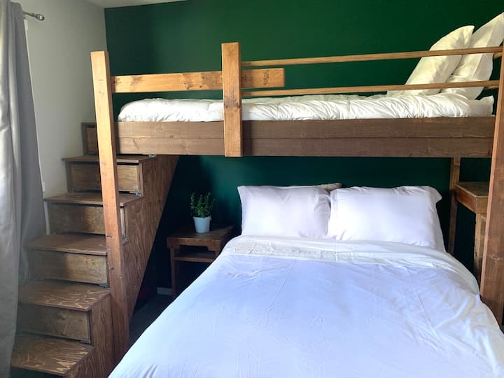 חדר שינה מס '3 - מיטה זוגית עם מזרן איכותי ומיטה זוגית. ארון גדול לאחסון, וילונות שחורים ומראה גבוהה כדי להתכונן. 