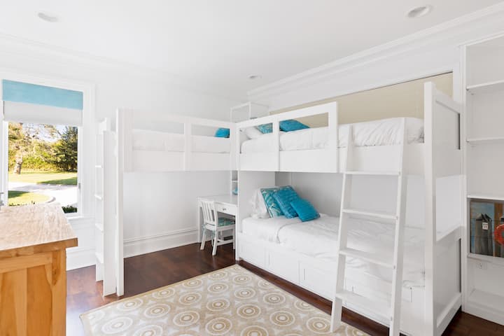 Bunk Room #1-ში არის 3 ერთადგილიანი საწოლი