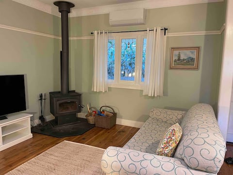 Successful Airbnb property: Heritage Cottage-Walk to KV Village-Top 10% Airbnb in Kangaroo Valley