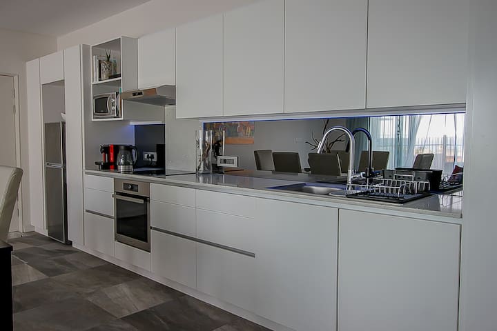 Upmarket Apartment, Roof Pool&Terrace, Ocean Views gallery image 3