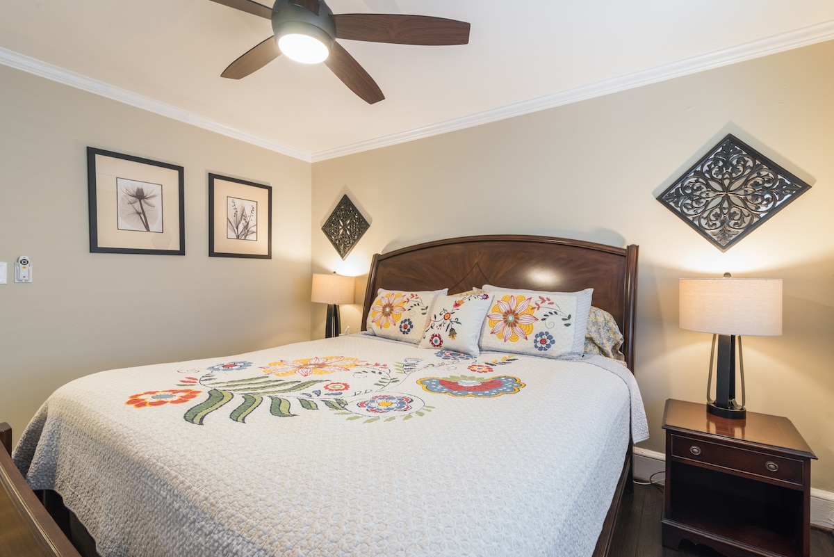 Основна спалня с двойно легло (матрак от мемори пяна) и звукова машина