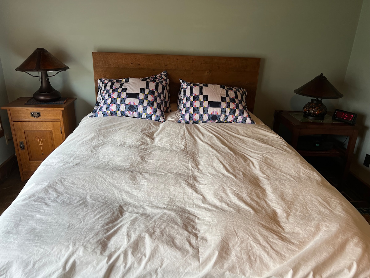 מזרן קווין סייז אבוקדו בחדר השינה עם שמיכת פוך בשמיכה. ניתן להסיר שמיכת פוך במידת הצורך. זה קל משקל. 