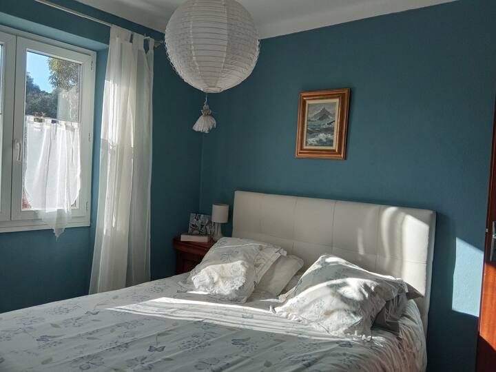 楼下卧室。床160