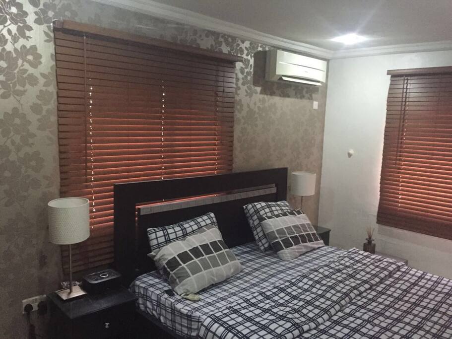 Air conditioner, side drawers/Lamps, Closet & Safe