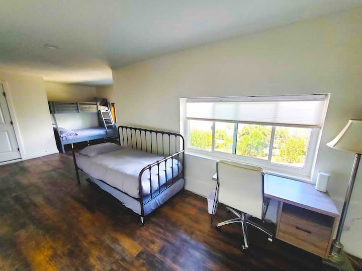 Soba u prizemlju s krevetom na kat (donji je bračni krevet). Dva pomoćna kreveta. Soba za pet osoba. Zabavna velika otvorena soba, savršena i za djecu i za odrasle!