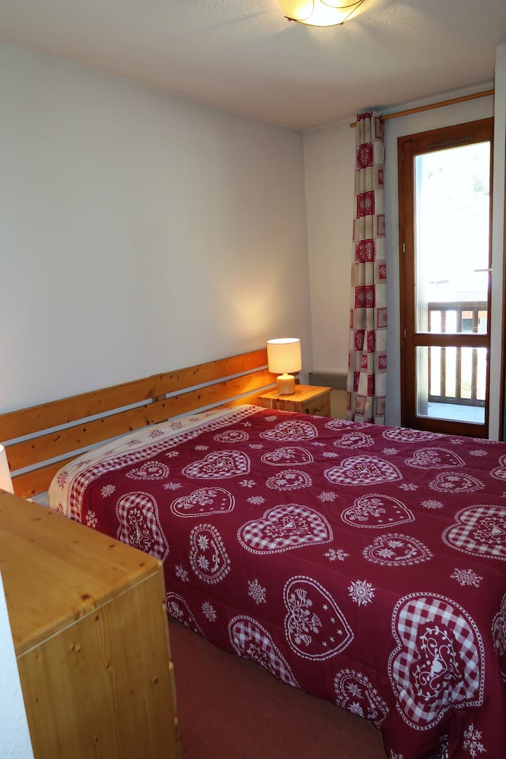 საძინებელი ორადგილიანი საწოლით