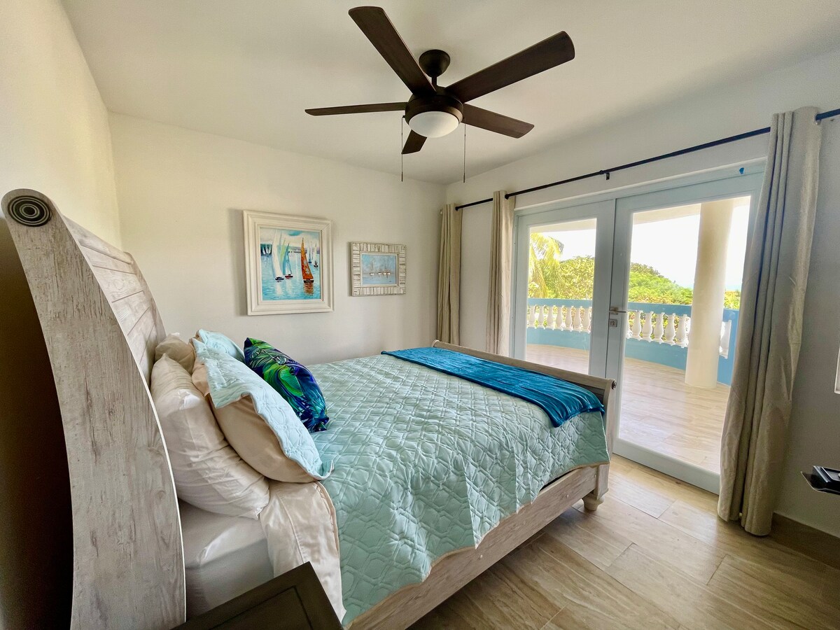 #2  Chumba cha kulala - Ghorofa ya 2 

CHUMBA CHA MWEZI WA ASALI

--Queen Bed.
-Bafu la kujitegemea. 
--Ocean View 
-- Ufikiaji wa moja kwa moja kwenye roshani na mwonekano wa bahari
-Kiyoyozi cha hewa