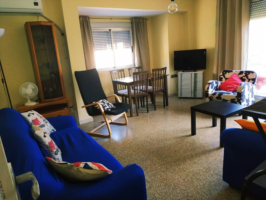 Amplio salón con balcón