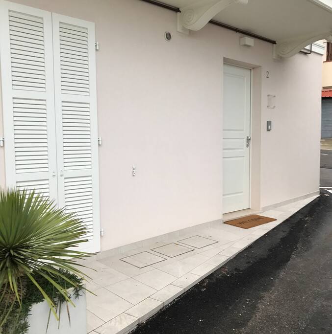Lo spazio all'esterno dell'appartamento ARIEL - the exterior of the ARIEL apartment