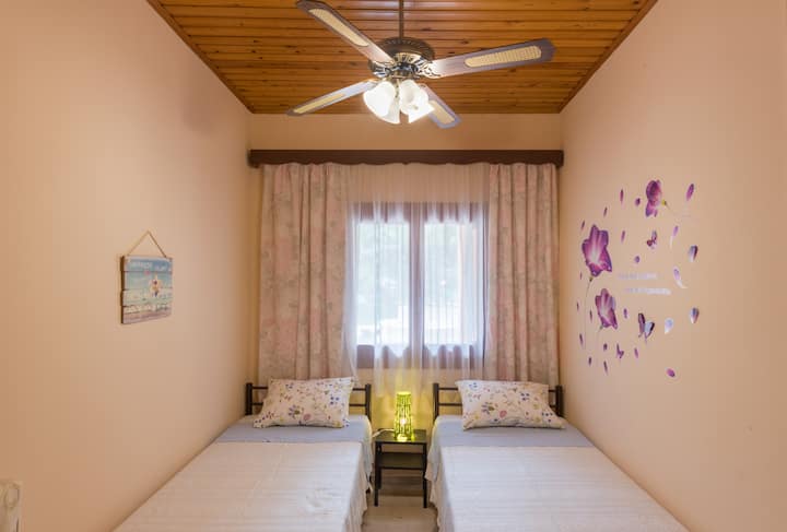 Dormitorio con dos camas individuales.