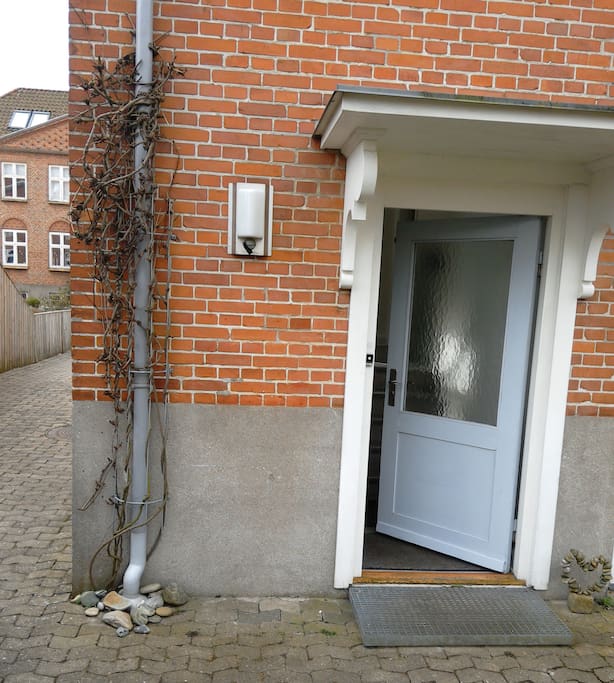 Indgang bag huset