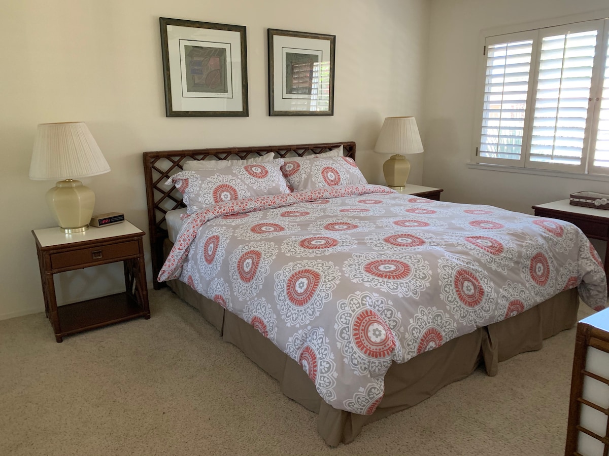 Dormitorio principal con cama tamaño king.