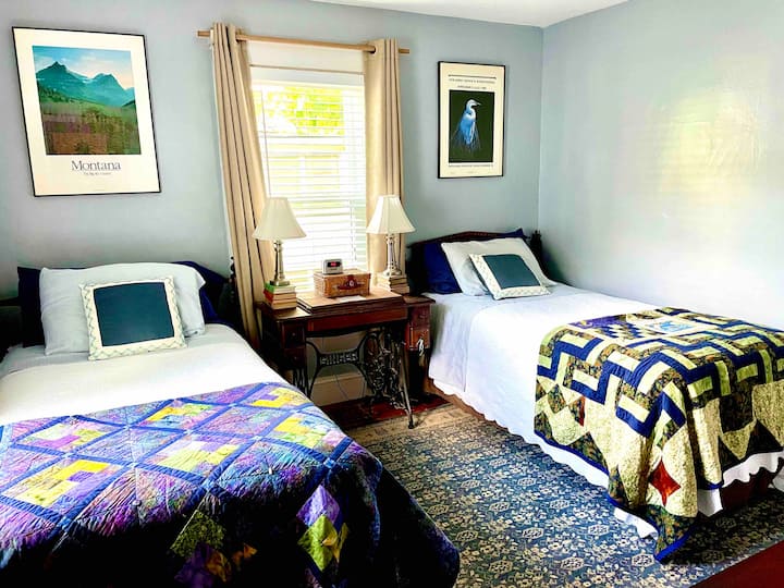 מיטות נפרדות נוחות. אור בוקר נחמד. 