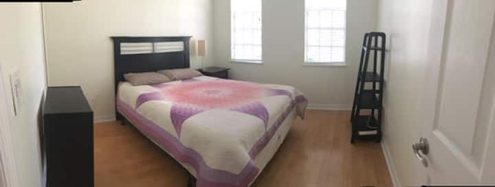 Bračni krevet (160x200) u spavaćoj sobi za goste i ugradbeni ormar