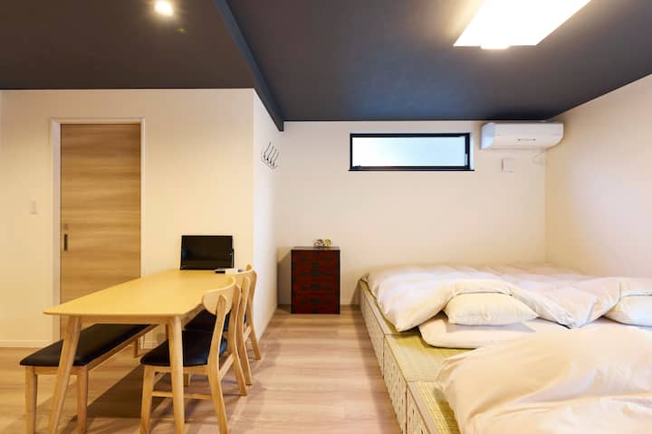 Comedor y pequeño espacio elevado de tatami