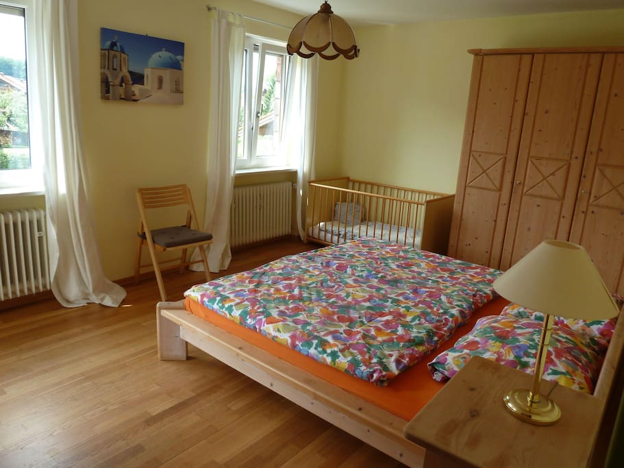 großes Schlafzimmer mit Zugang zum großen Balkon