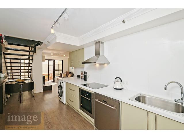 Stylish CBD Apartment close to dining, shops & uni