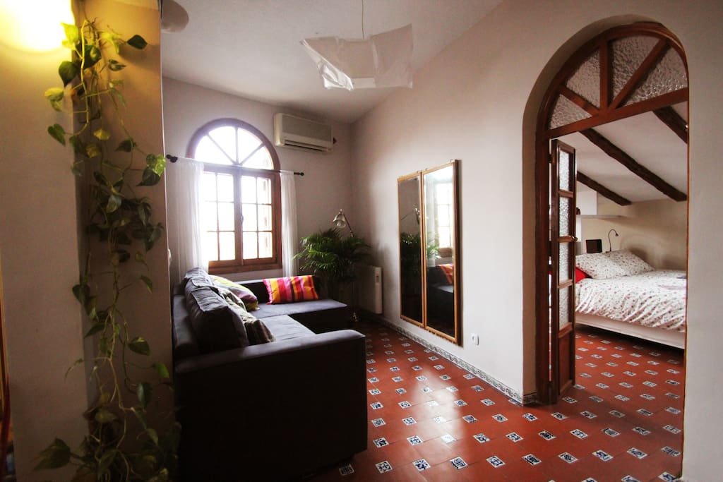 Lounge area with bedroom beyond - zona de estar con dormitorio al fondo