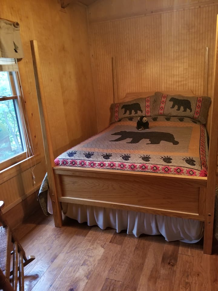 2nd floor bedroom boasts a four poster queen size bed with cute bear themed quilt. 