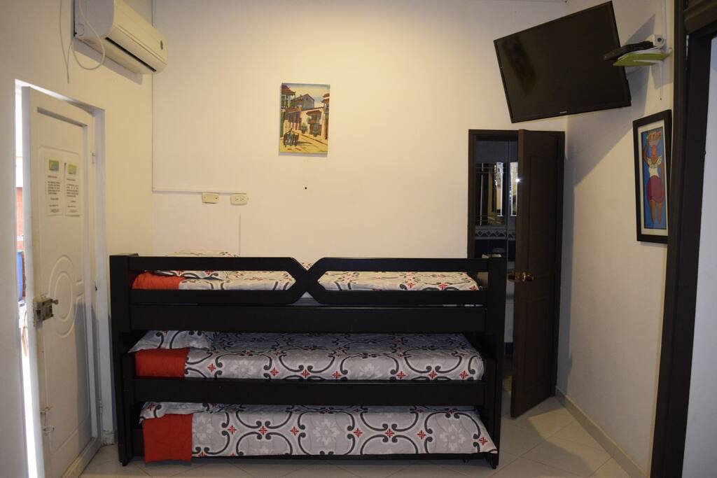 Family room. Habitacion familiar.