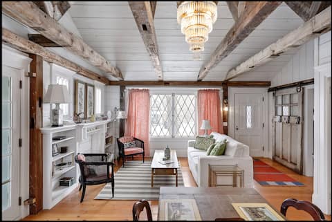 Cozy Lake Cottage - Designer Home