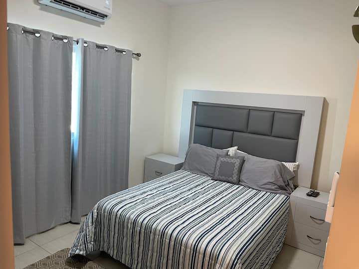 ห้องนอนใหญ่พร้อมเตียงควีนไซส์และห้องน้ำส่วนตัว 