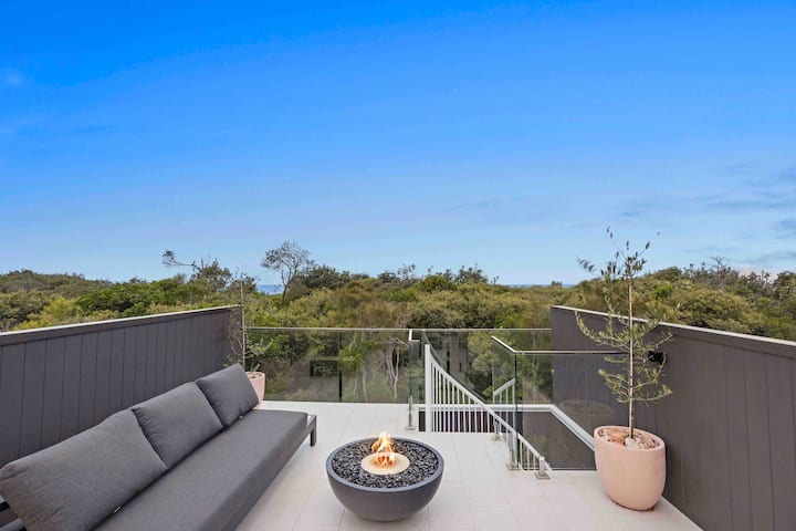 ‘THE SURF’ Award Winning Beachfront Home + Pool