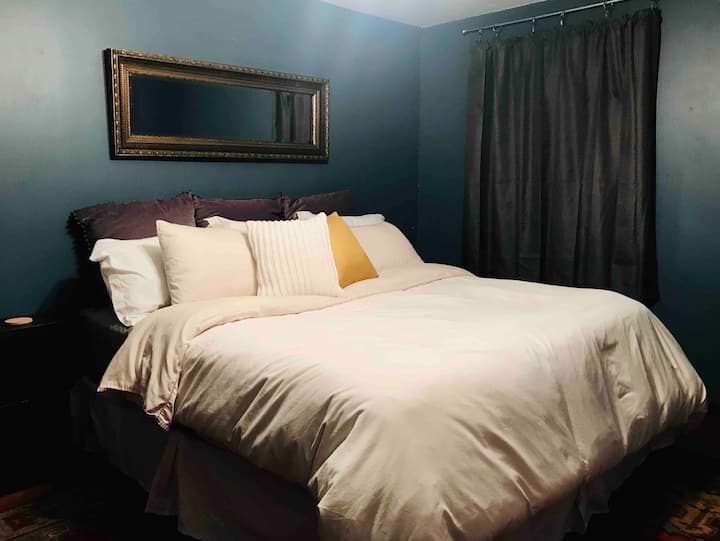 წინა საძინებელი დიდი საწოლით, კომოდით, ტელევიზორითა და კარადათი 