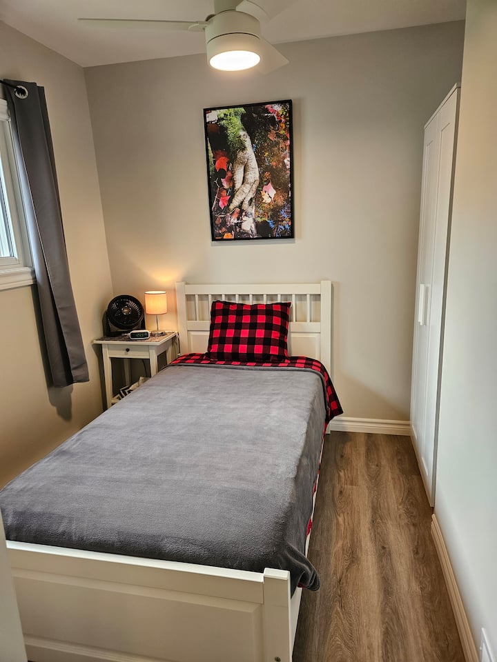 Спална собабр. 2 со душек и гардероба со двојна големина.  Се наоѓа на главното ниво на викендичката.