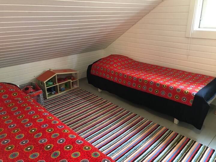 غرفة النوم 3 في الطابق العلوي ؛ سريران مفردان ، سرير أطفال قابل للتمدد ، سرير أطفال وألعاب