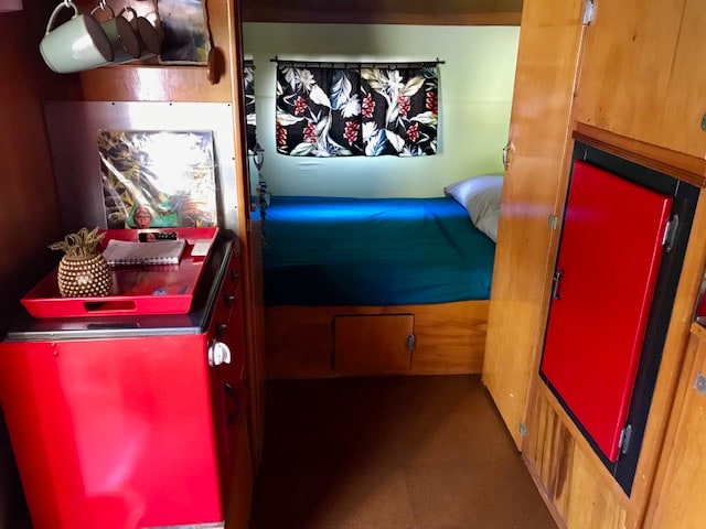 מיטה! צידנית מובנית מימין.
תנור לא תקין משמאל.