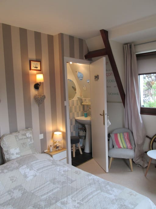 Vue de la chambre sur la salle de douche