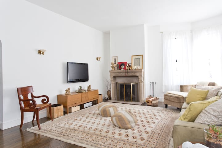 Spacious & Bright 3BD/1.5BA Cow Hollow Home w/Deck gallery image 2